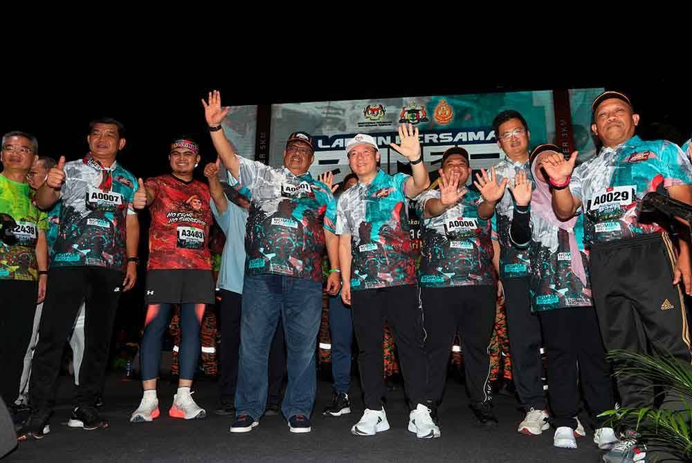 Ketua Menteri Melaka Datuk Seri Ab Rauf Yusoh (empat, kiri) bersama Menteri Perumahan Dan Kerajaan Tempatan Nga Kor Ming (lima, kiri) bergambar sebelum memulakan Larian Bersama Bomba 2024 Malaysia Madani di Memorial Pengisytiharan Kemerdekaan, Banda Hilir malam ini. 