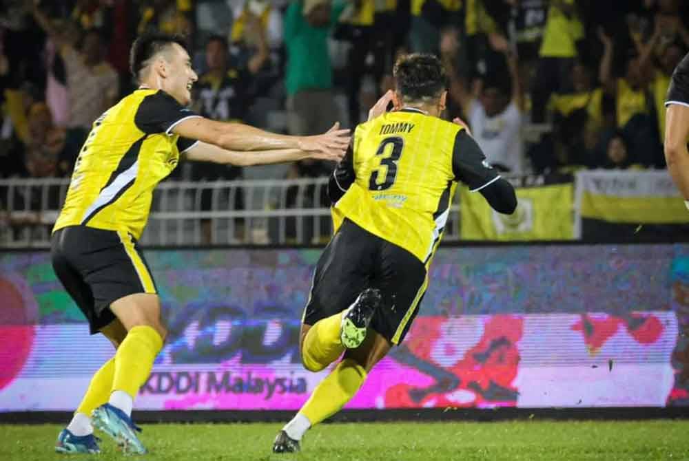 Pemain Perak FC, Tommy Mawat (kanan) meraikan jaringannya dalam perlawanan Liga Super di antara Perak FC dan PDRM FC di Stadium Perak di Ipoh pada Sabtu.FOTO FACEBOOK PERAK FC