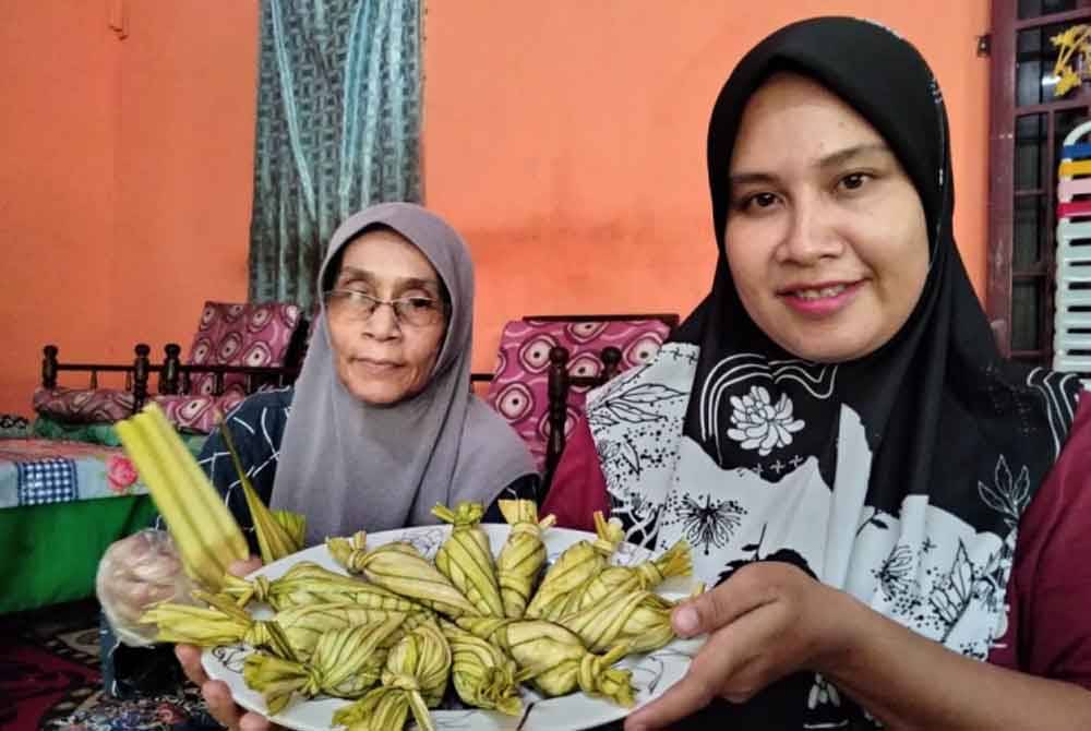 Nur Asmieda menunjukkan ketupat jantung yang sudah masak.