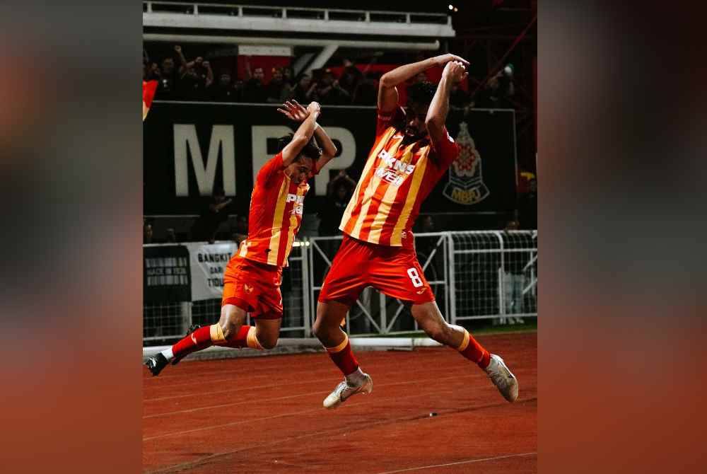 Aliff Haiqal (kiri) meraikan jaringannya dengan gaya 'siu' seperti yang biasa dilakukan oleh Faisal. Foto Selangor FC.