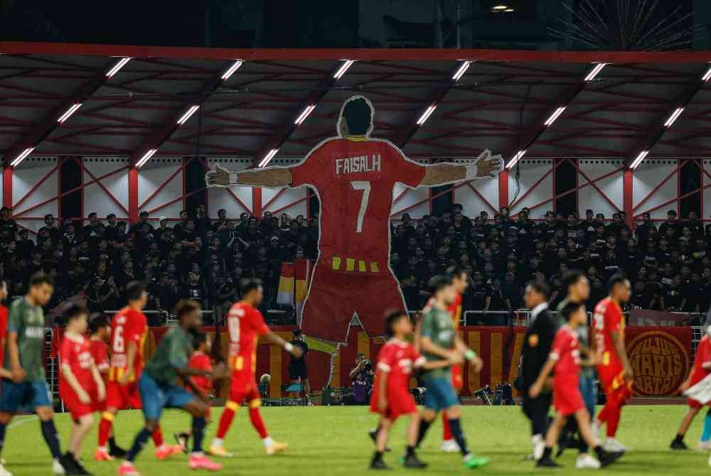 Ultras Selangor menaikkan tifo Faisal Halim sebagai memperingati pemain tersebut pada perlawanan Liga Super Malaysia 2024/2025 di antara pasukan Selangor FC menentang pasukan Kedah Darul Aman FC di Stadium Majlis Bandaraya Petaling Jaya. Foto Bernama