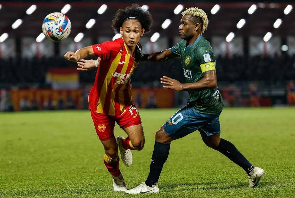Pemain Selangor FC, Sharul Nazeem Zulpakar (kiri) mencuba melepasi kawalan bola dari pemain Kedah Darul Aman FC Sony Norde pada perlawanan Liga Super Malaysia 2024/2025 di Stadium Majlis Bandaraya Petaling Jaya malam tadi. Foto Bernama