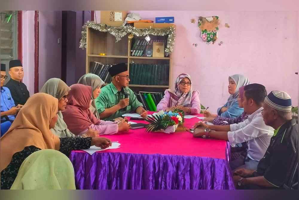 Sabariah (tengah) ketika mengadakan Ziarah Kasih di bangunan Persatuan itu baru-baru ini.