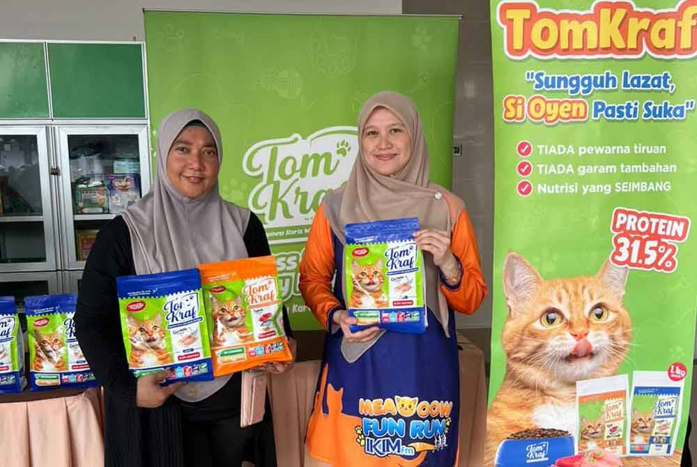 Peserta membeli produk Tomkraf ketika menyertai Program Meaooow Fun Run IKIMfm 2024 di Masjid Bandar Bukit Raja pada Ahad.