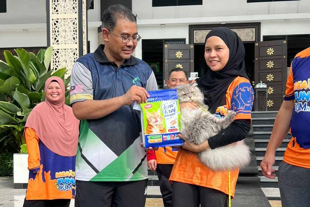 Peserta memenangi produk Tomkraf ketika menyertai Program Meaooow Fun Run IKIMfm 2024 di Masjid Bandar Bukit Raja pada Ahad