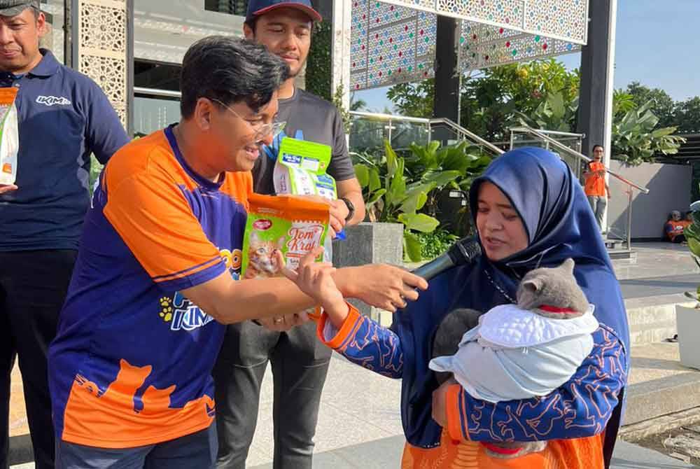 Peserta memenangi produk Tomkraf ketika menyertai Program Meaooow Fun Run IKIMfm 2024 di Masjid Bandar Bukit Raja pada Ahad.