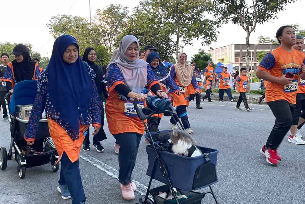 Peserta ketika menyertai Program Meaooow Fun Run IKIMfm 2024 di Masjid Bandar Bukit Raja pada Ahad.