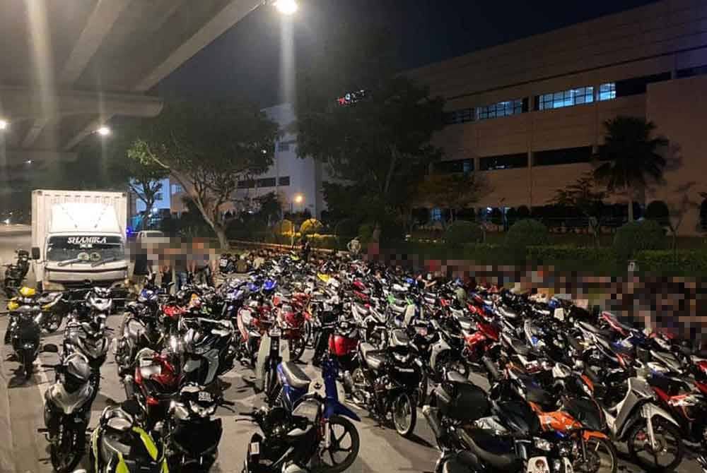 Polis menyita 65 motosikal dalam Op Bersepadu: Samseng Jalanan Digempur di Lebuhraya Tun Dr Lim Chong Eu berhampiran Seagate, Bayan Lepas dekat sini pada Ahad dalam usaha menggempur mat rempit dan samseng jalanan. Foto Facebook IPD Barat Daya