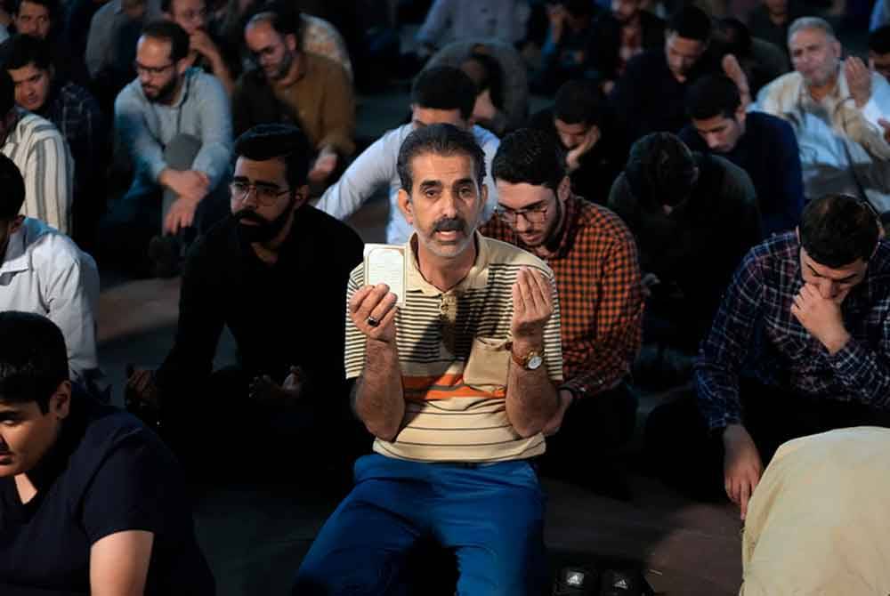 Orang ramai dilihat mengaminkan doa untuk keselamatan Raisi di Dataran Vali-e-Asr di Tehran, Iran pada Ahad. Foto AP