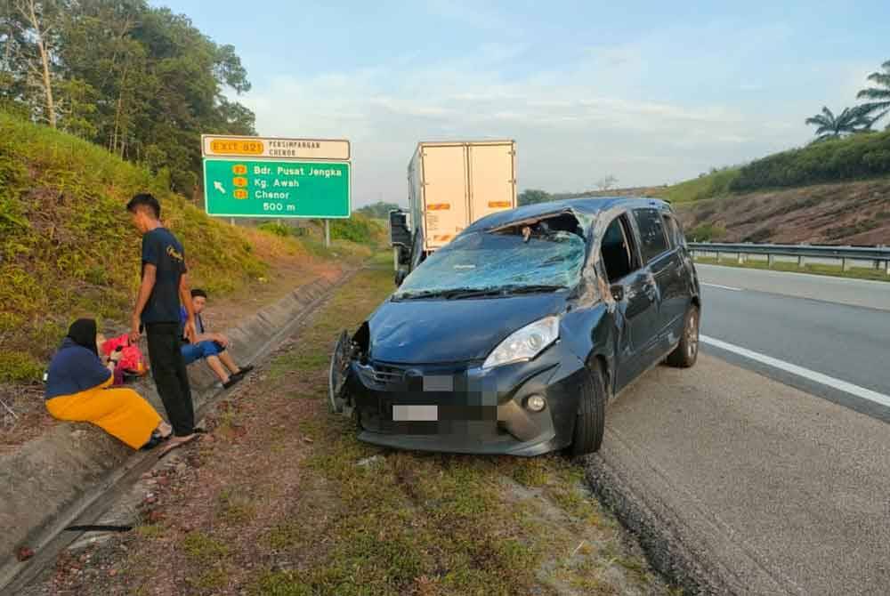 Keadaan Perodua Alza yang terlibat dalam nahas empat kenderaan di Kilometer 140.9 LPT1 arah barat, Maran pada Isnin.