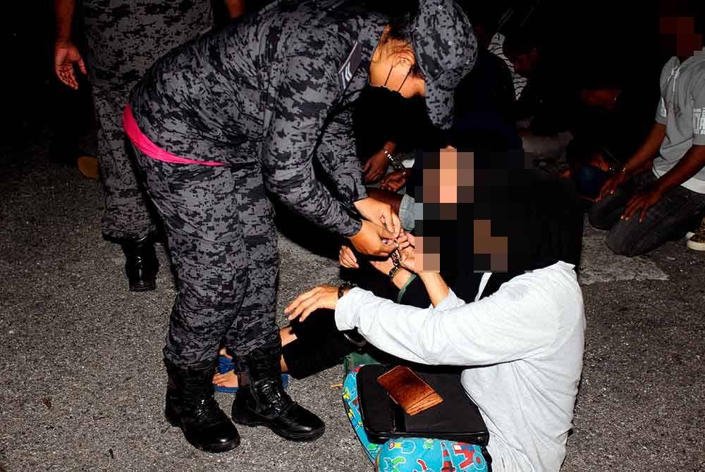 Hasil pemeriksaan, JIM Perak telah mengesan 23 PATI dalam Op Bersepadu di Rumah Pangsa Panorama Lapangan Perdana, awal pagi Isnin. Foto Bernama