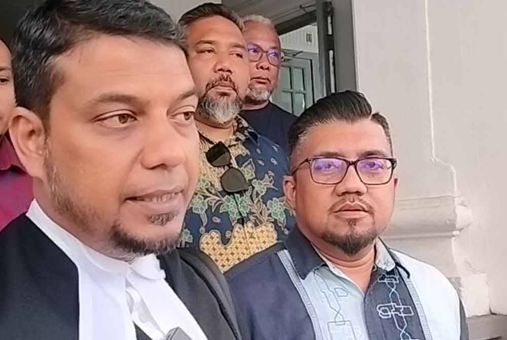 Muhammad Rafique (kiri) bersama Che'gu Bard pada sidang akhbar selepas keputusan Mahkamah Tinggi Johor Bahru pada Isnin.