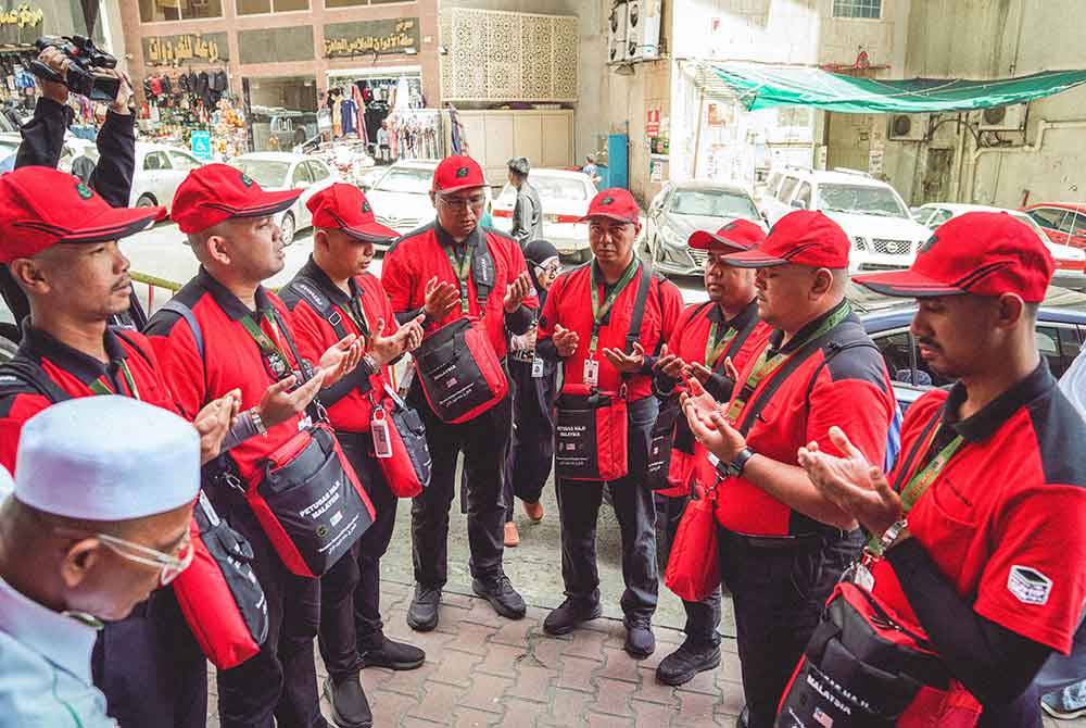 Anggota pasukan peronda mendengar taklimat pembahagian tugas sebelum bergerak ke lapan lokasi di Masjidil Haram.