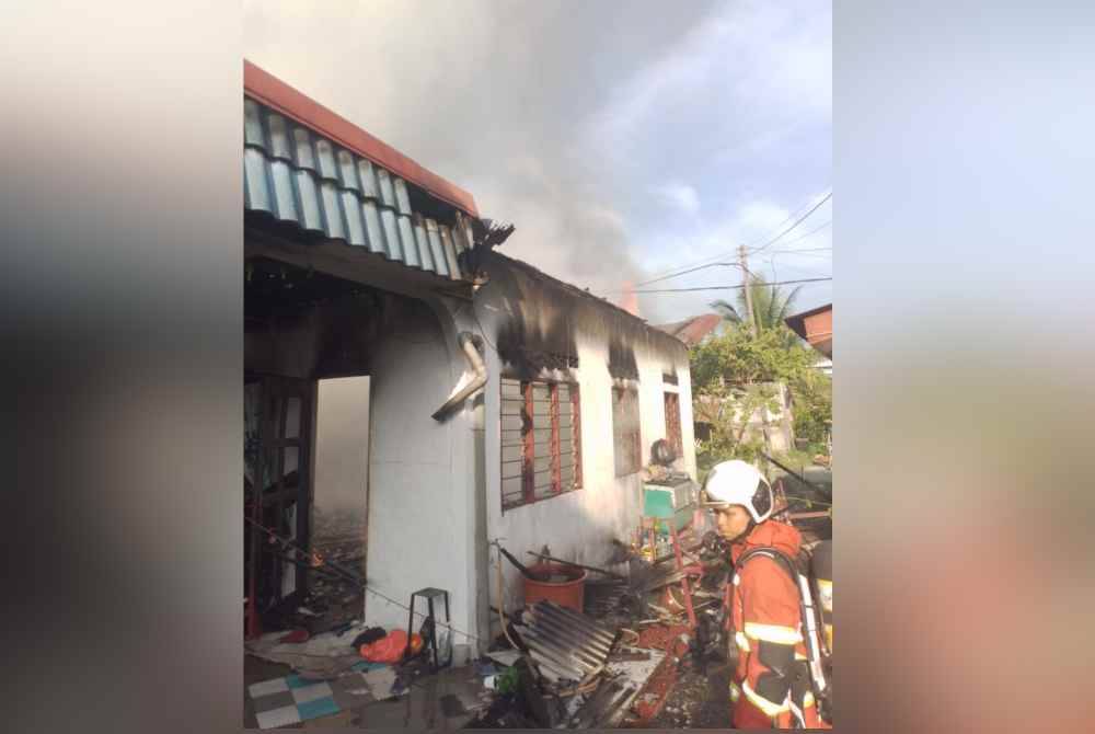 Dua rumah di Kampung Sungai Sikamat, di sini, dilaporkan terbakar pada Isnin.