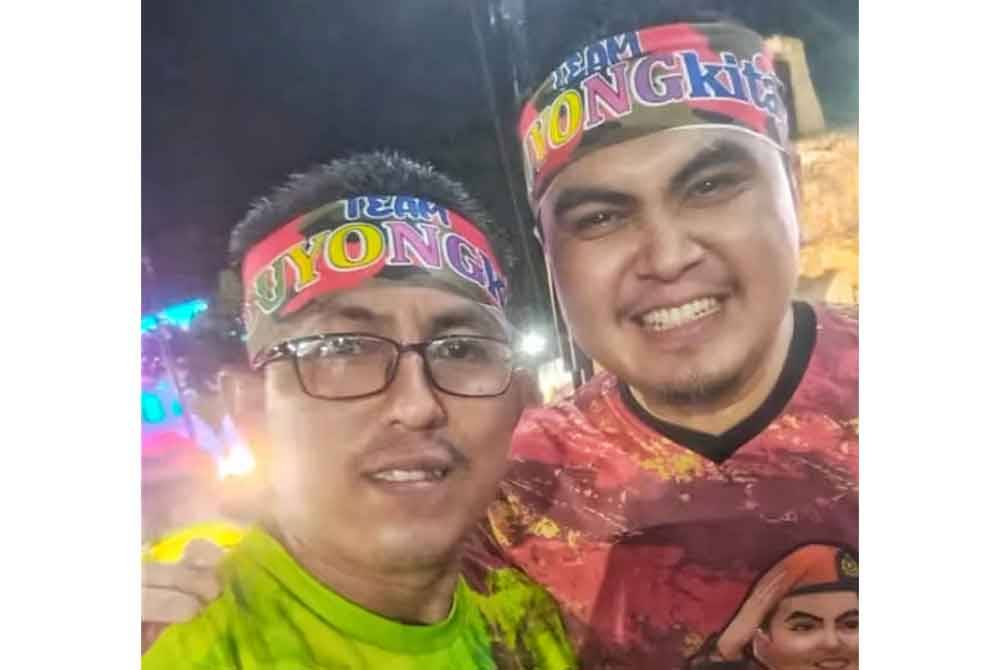 Tangkap layar video Dr Muhamad Akmal (dua dari kiri) Allahyarham melalui aplikasi TikTok.