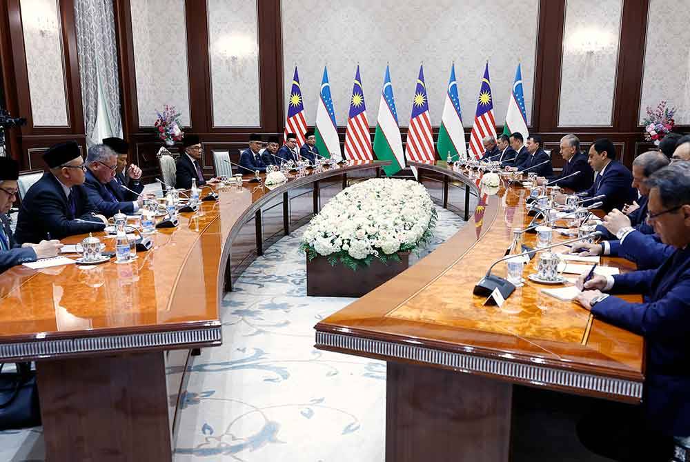 Anwar mengadakan mesyuarat bersama Shavkat Mirziyoyev di Istana Presiden Kuksaroy, pada 17 Mei lalu. Foto Bernama