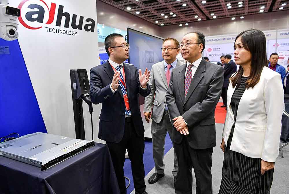 Nie Ching (kanan) dan Ouyang Yujing (dua, kanan) melawat Pameran Perdagangan dan Budaya Industri Pintar China 2024 di Pusat Konvensyen Kuala Lumpur pada Isnin.