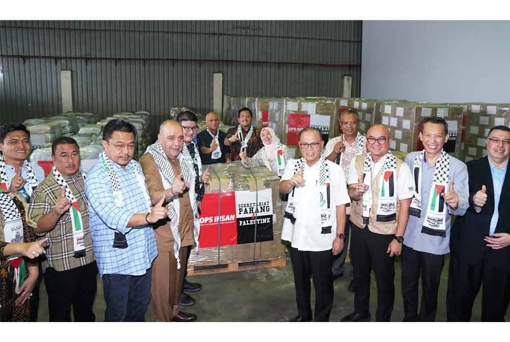 Menteri Besar Pahang, Datuk Seri Wan Rosdy Wan Ismail (empat dari kiri) melancarkan Flag-Off Barang Bantuan Kemanusiaan Dari Pahang Ke Gaza, Palestin di Kawasan Perindustrian Pelabuhan Klang pada Isnin.