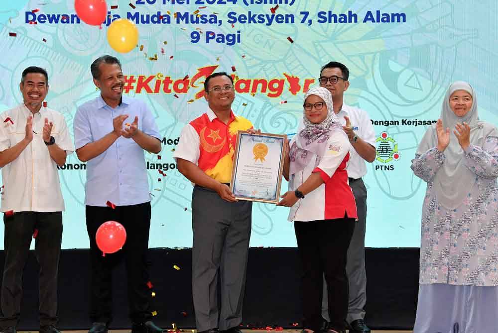 Amirudin (tigam kiri) mewakili kerajaan negeri Selangor menerima sijil daripada wakil MBOR. Foto Bernama