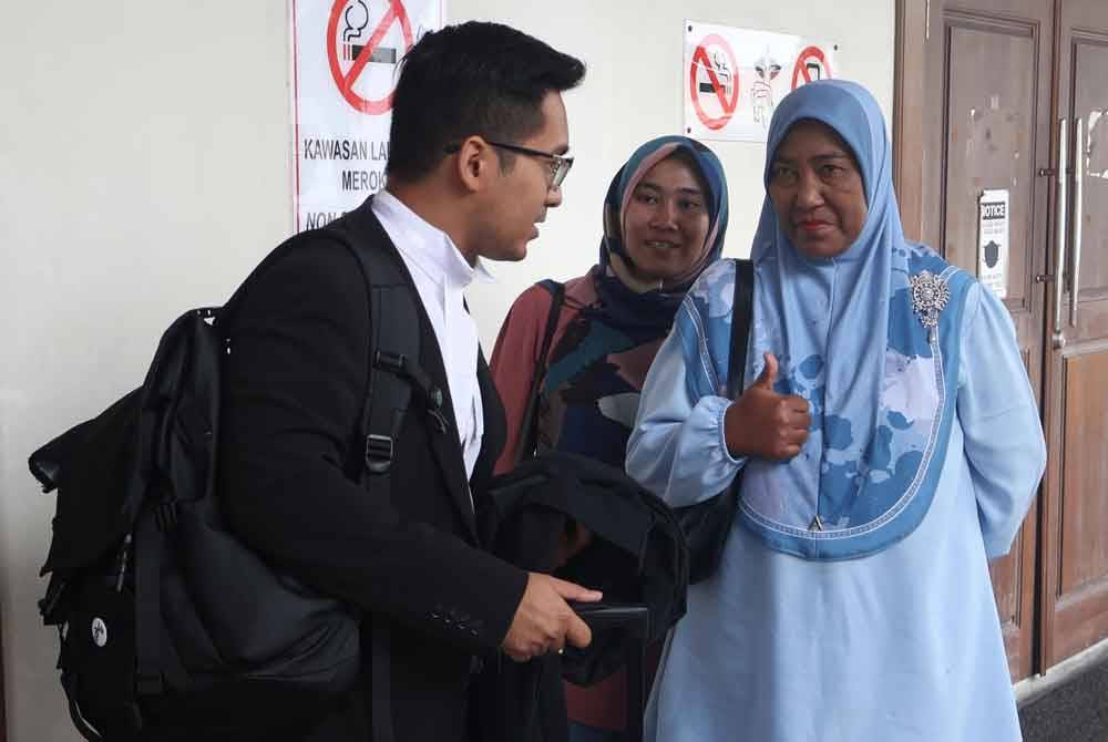 Fadhelah berbual dengan salah seorang peguamnya selepas prosiding kes selesai.