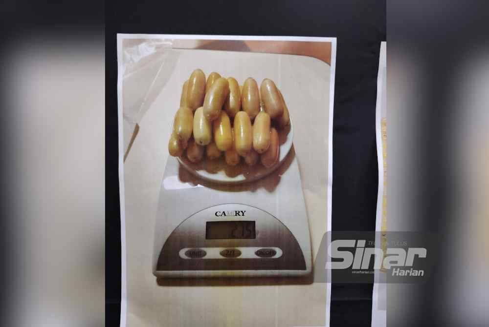 Ketulan kapsul berisi dadah kokain yang dikeluarkan dari perut suspek.