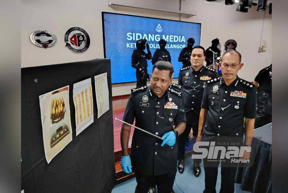 Hussein menunjukkan ketulan kapsul berisi kokain yang berjaya dikeluarkan daripada perut suspek selepas ditahan di KLIA, 17 Mei lalu.