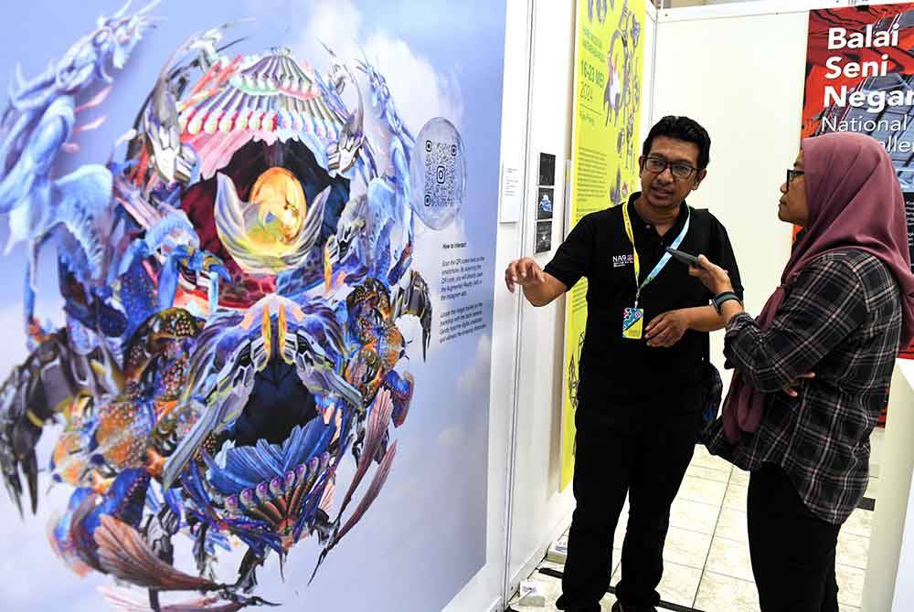 Penolong Kurator Kanan Balai Seni Negara Shamsul Bahari Yusof menunjukkan Zoomorphism atau teknik kiasan pertama kali dipersembahkan pada Festival Hari Muzium Antarabangsa (HMA) 2024 di Dewan Sri Pinang di sini.