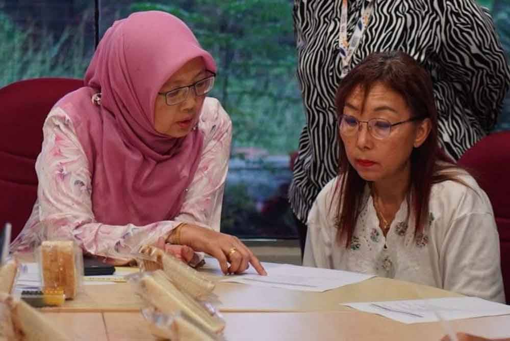 Teresa (kanan) bersama Dr Zaliha pada lawatan tapak kolam takungan banjir Kampung Bohol, Puchong. Foto FB Dr Zaliha.