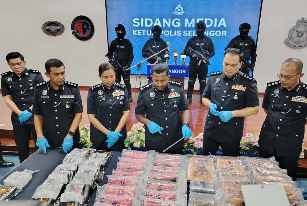 Hussein (tiga dari kanan) melihat ganja yang dirampas dalam serbuan di Sungai Way, Petaling Jaya dan Pantai Dalam, Kuala Lumpur pada 15 dan 16 Mei lalu.