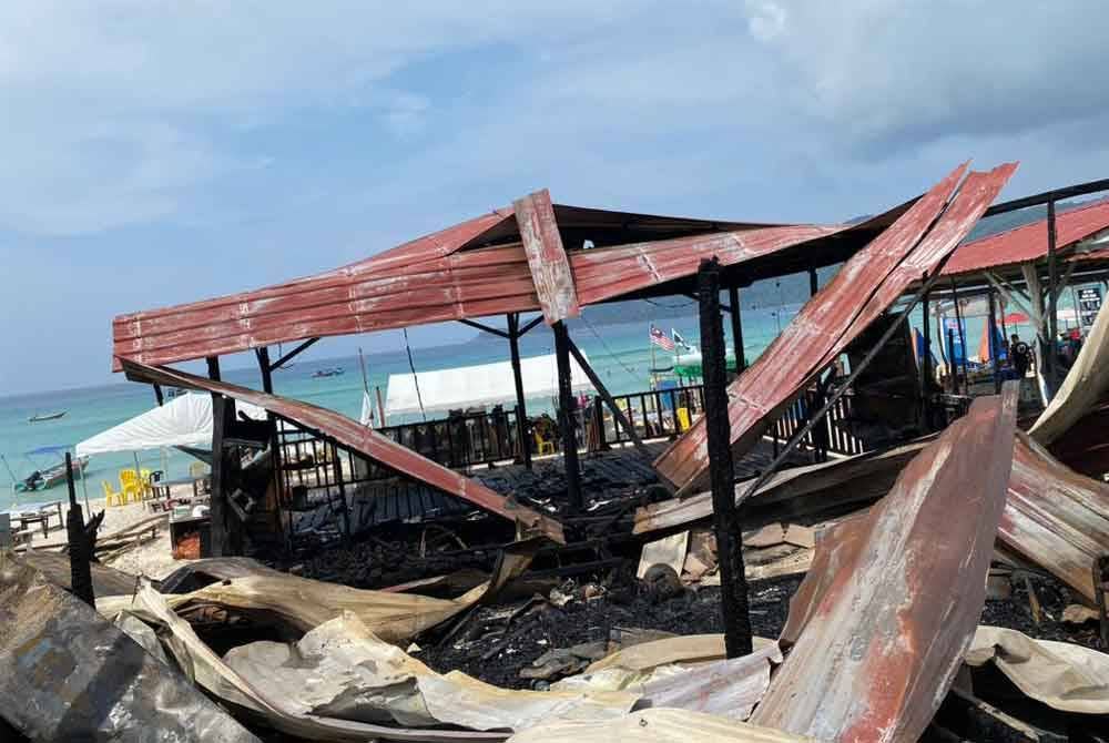 Kebakaran dipercayai bermula dari rumah kediaman sebelum merebak ke dua premis lain. Foto ihsan bomba
