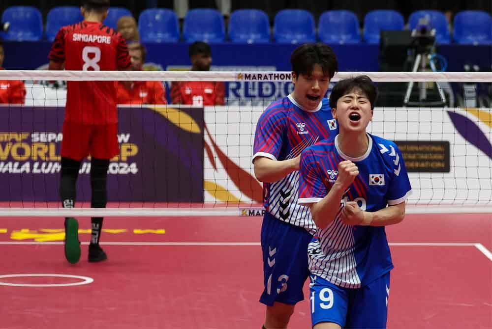 Aksi pemain Korea, Hee Seop dan Young Cheol meraikan kemenangan mereka selepas menewaskan pasukan Singapura dalam kategori beregu pada Kejohanan Piala Dunia Sepak Takraw 2024 di Stadium Titiwangsa hari ini. Foto Bernama