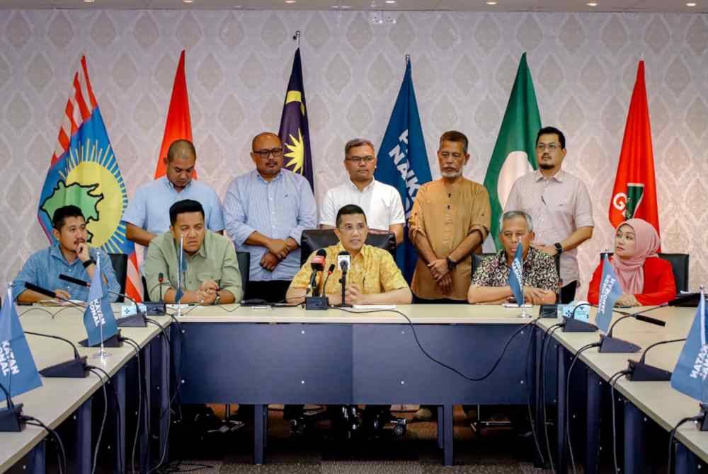 Mohamed Azmin (duduk, tengah) ketika sidang akhbar di Ibu Pejabat Perikatan Nasional (PN) pada Isnin.