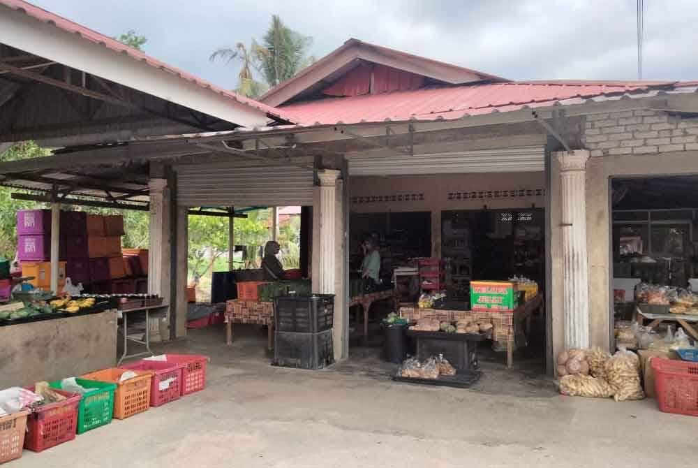 Pasar mini Asmah mula lengang pada tengah hari tetapi sangat sibuk pada waktu pagi dan selepas solat Asar.