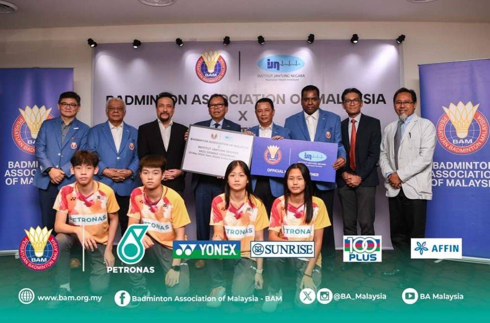 Norza bersama tetamu dan atlet pelapis selepas Majlis MoU antara badan induk tersebut dengan Institut Jantung Malaysia (IJN) di Axiata Arena, Bukit Jalil pada Isnin.