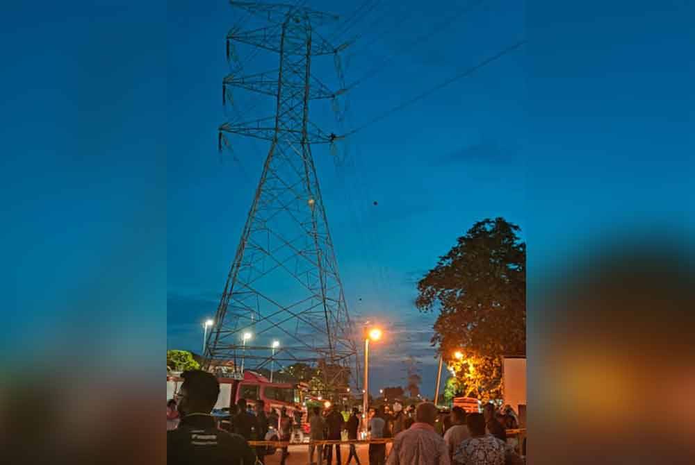 Tindakan seorang lelaki memanjat pencawang elektrik di Kampung Muhibbah, Bandar Darulaman, Jitra pada petang Isnin mencemaskan orang ramai.