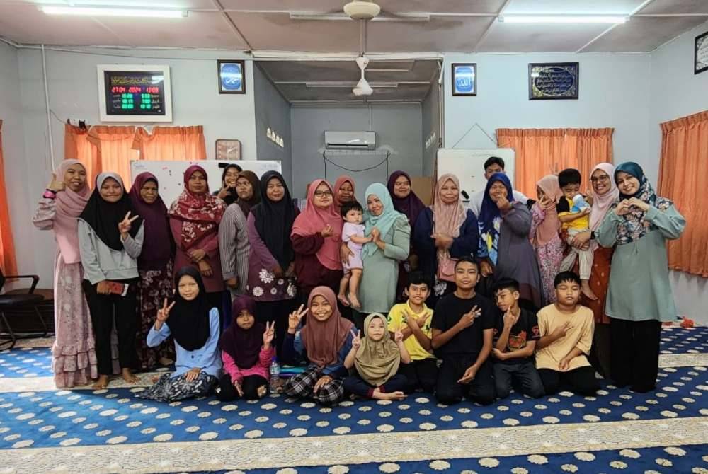 DR. MADIHATUN (berdiri kanan) bersama dengan pensyarah UPTM dan mualaf Orang Asli yang mengikuti kelas asas Fardu Ain, mengaji al-Quran dan 3M di Surau al-Hidayah, Kampung Pabai. 