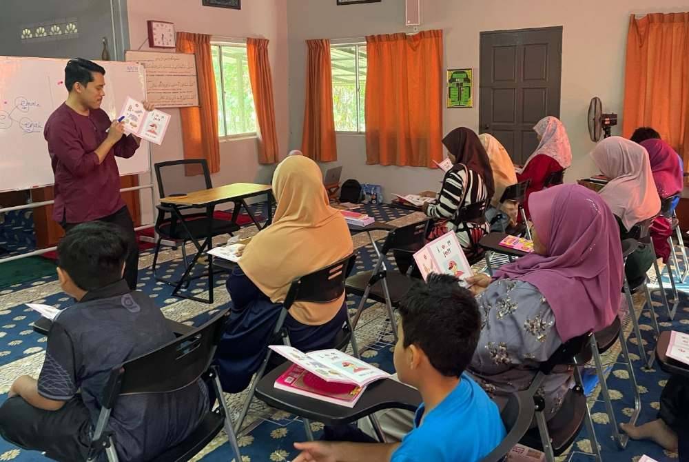 SEBAHAGIAN daripada 20 orang mualaf Orang Asli tekun menimba ilmu daripada salah seorang pensyarah UPTM. 
