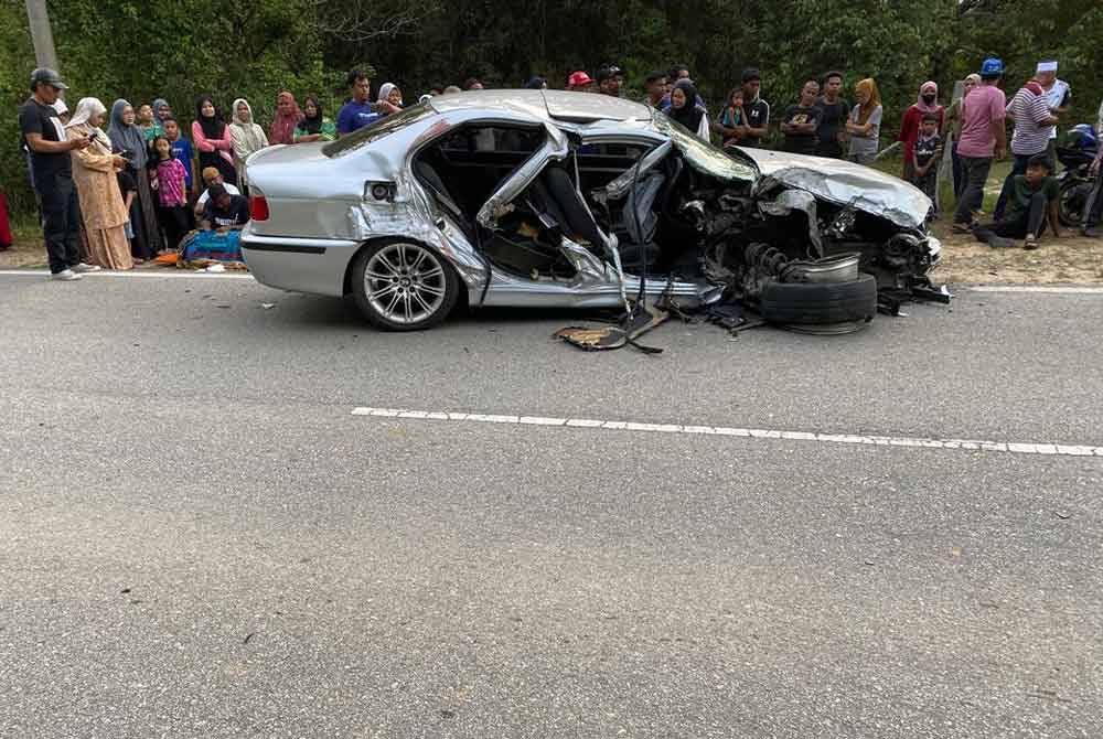 Keadaan kereta yang remuk selepas terlibat kemalangan. Foto: Polis