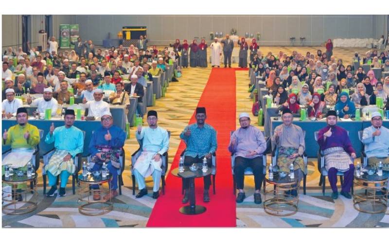 Abdul Malik (duduk, empat dari kiri) bergambar bersama para jemaah yang hadir dalam Majlis Perasmian Kursus Haji Perdana Azzuha Siri Kedua 1445 Hijrah di Bangi pada Sabtu.