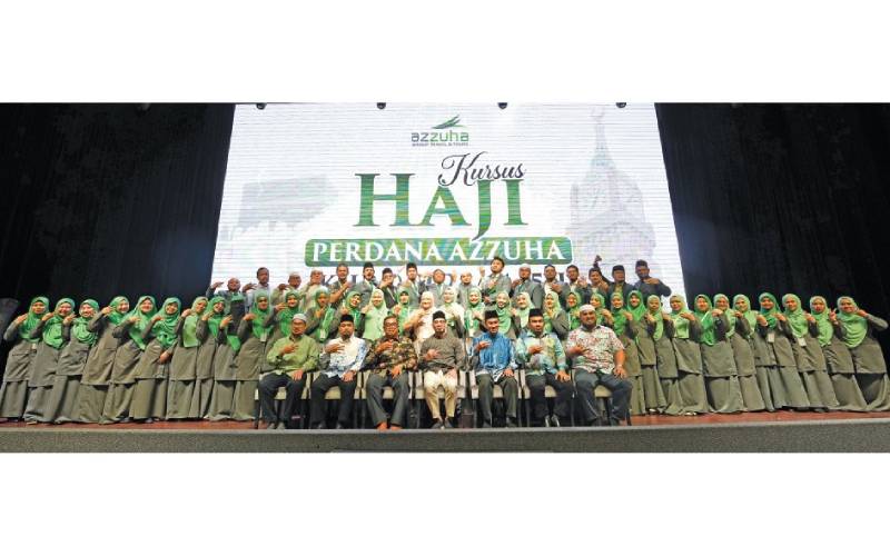 Sebahagian dari keluarga Azzuha semasa menyantuni jemaah di Kursus Haji Perdana Siri Kedua 1445H.