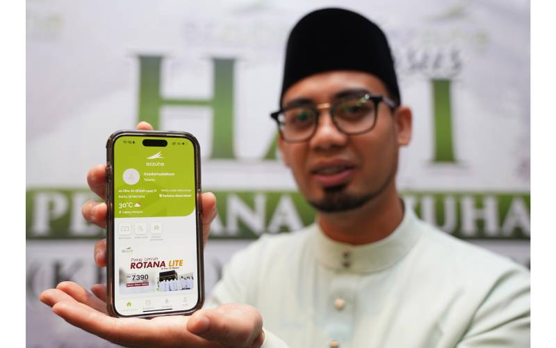 Abdul Malik menunjukkan aplikasi e-Azzuha menggunakan teknologi AI.