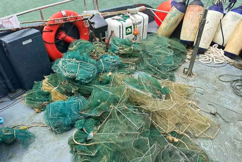 Sebanyak 61 set bubu naga dirampas Maritim dalam dua operasi berasingan di perairan Perak pada Ahad dan Isnin.