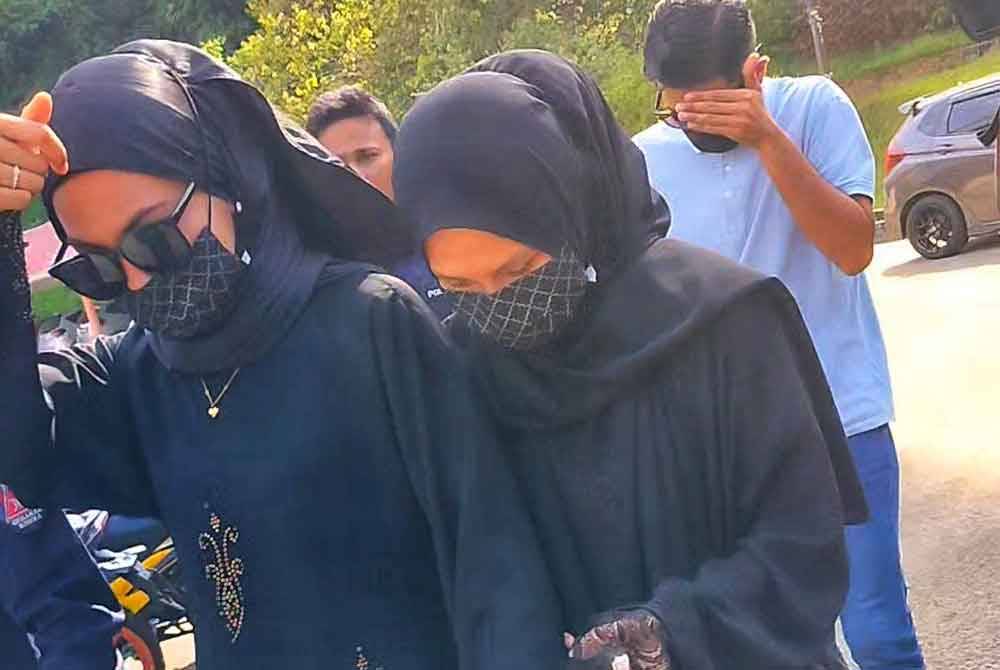 Tertuduh yang hadir berpakaian serba hitam dan memakai pelitup muka selepas mengaku bersalah di Mahkamah Bentong pada Selasa.