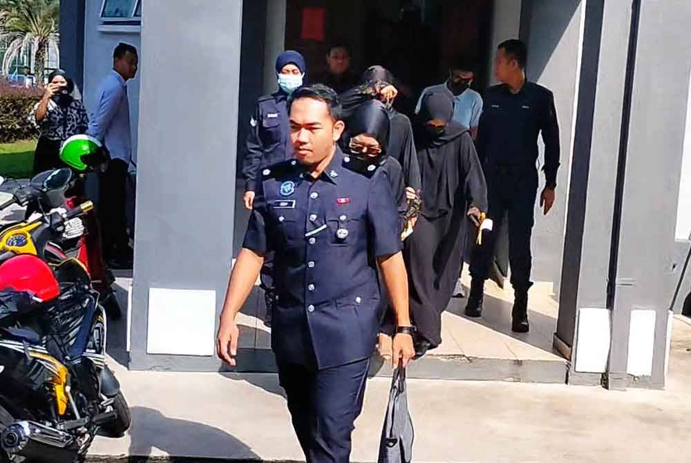 Kesemua tertuduh mengaku bersalah dan didenda RM500 seorang selepas mengaku bersalah di Mahkamah Bentong pada Selasa atas pertuduhan memasak menggunakan dapur gas di kawasan stesen minyak dekat Genting Highlands pada 12 Mei lalu.