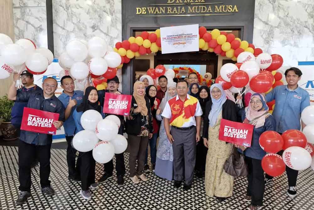 Menteri Besar Selangor bergambar bersama Norhayati serta pasukan Rasuah Busters selepas program berakhir