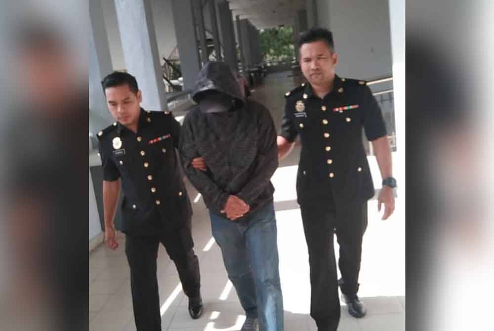 Pegawai Imigresen didakwa di Mahkamah Sesyen di sini pada Selasa atas 10 pertuduhan menerima rasuah dengan jumlah keseluruhan RM7,600 pada 2018 hingga 2022.