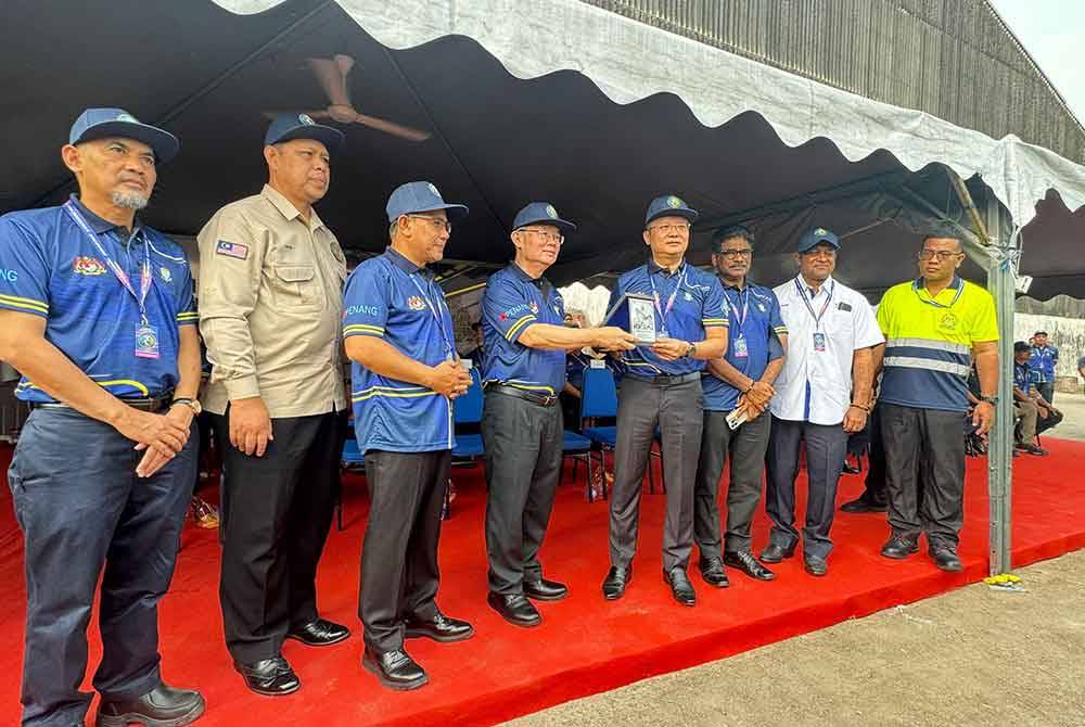 Kon Yeow (empat dari kiri) merasmikan Latihan Simulasi Bencana Industri Pulau Pinang 2024 di PBCT pada Selasa.
