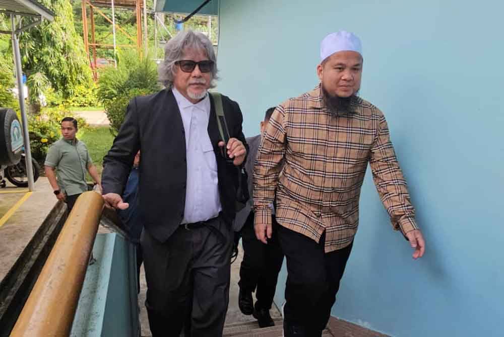 Ebit Lew ketika hadir di Mahkamah Majistret Tenom.