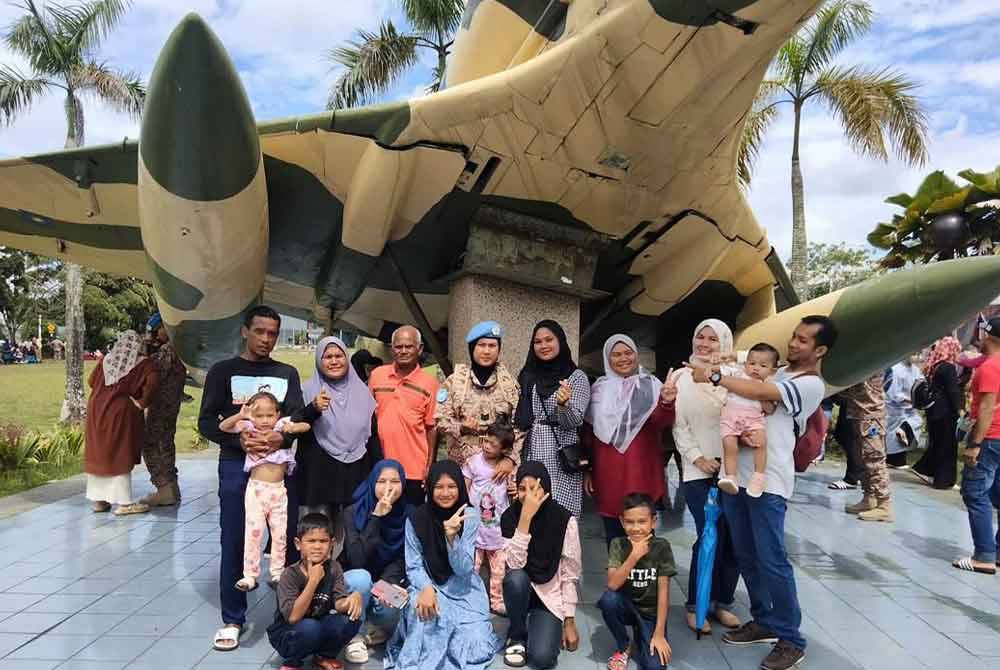 Sarjan Faridah bergambar kenangan bersama ahli keluarganya sebelum berlepas ke Lubnan pada November tahun lalu. Foto Ihsan Noor Azmi Ariffin.