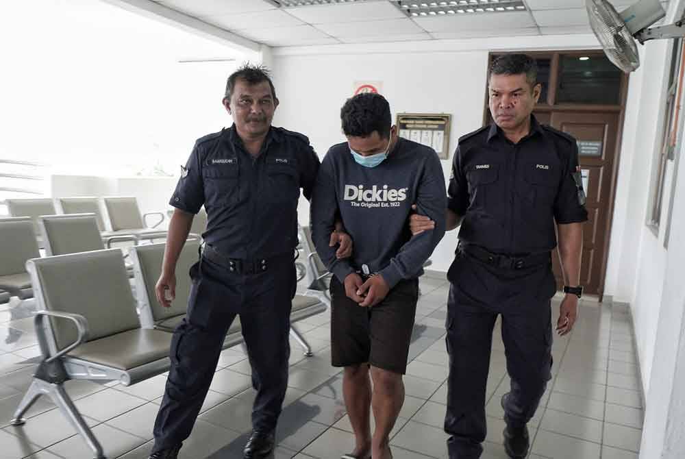 Mohamad Nazri (tengah) mengaku bersalah di Mahkamah Majistret pada Selasa kerana menumbuk pipi bekas isterinya.